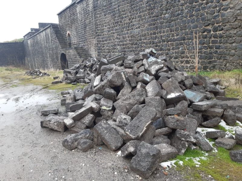 ’Sur taşları’ iddiasıyla el konulan taşlarının sıradan çıkmasına rağmen kendisine verilmediğini ileri sürdü
