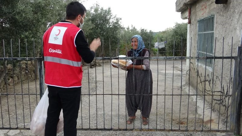 Gençlerin iyilik hareketi yaşlıların hayır duaları ile karşılandı
