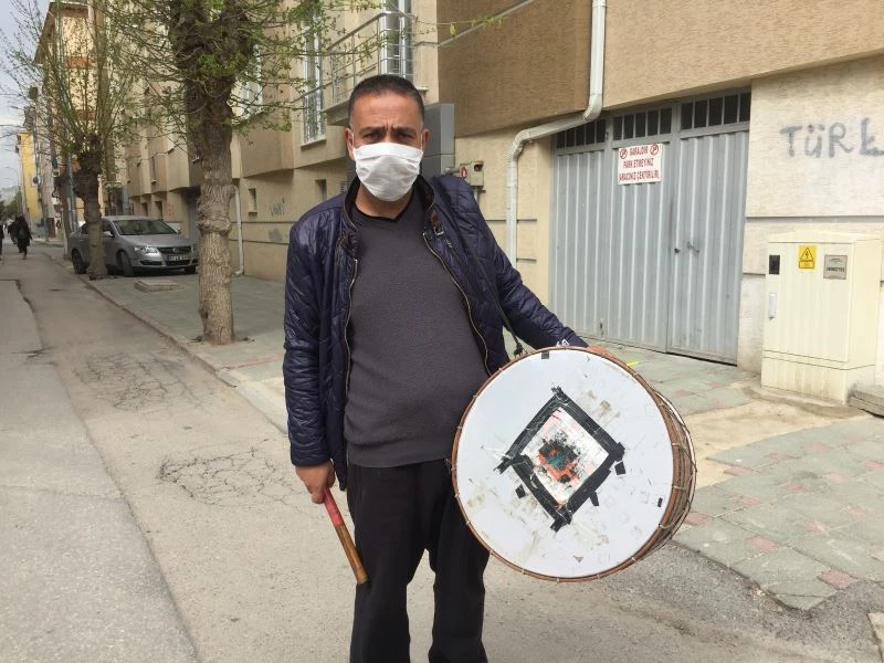 Sokağa çıkma kısıtlamasında evlerinde kalan vatandaşlara davulcudan moral

