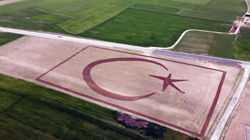 70 dönümlük tarlasına traktörüyle Türk bayrağı çizdi
