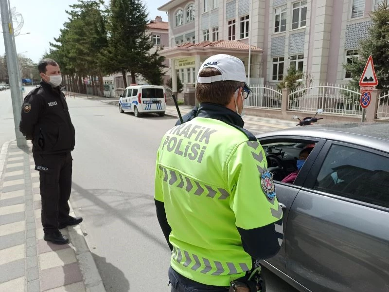 Sokağa çıkma kısıtlamasında polis göz açtırmadı
