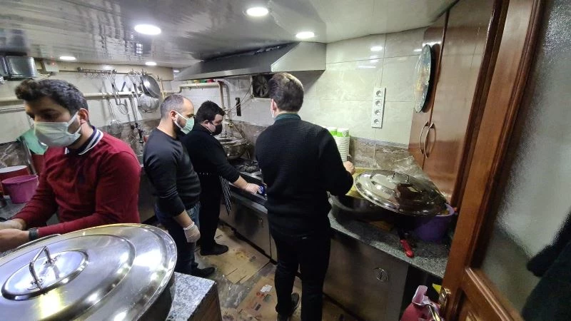 Lokanta ve turizmci esnaflardan vatandaşlara iftar yemeği
