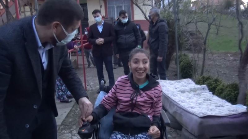 Sındırgı’da engelli vatandaşlara akülü araçları teslim edildi

