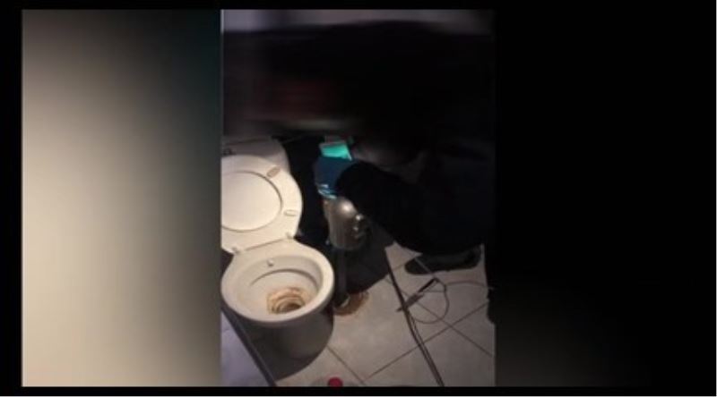 Polis banyo giderine dökülen uyuşturucuyu elektrikli süpürgeyle topladı
