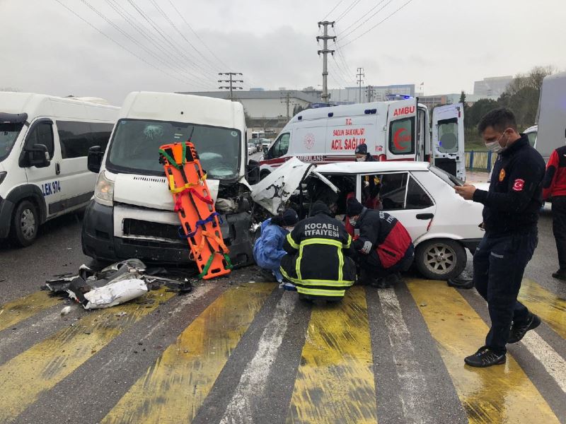 Kocaeli’de panelvan minibüs ile otomobil çarpıştı: 1’i ağır 4 yaralı
