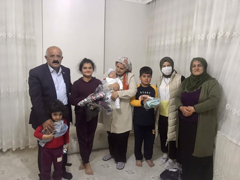 Türkiye Gaziler ve Şehit Aileleri Vakfı Midyat Şubesi şehitler haftası nedeniyle ihtiyaç sahiplerine giyecek yardımı yaptı

