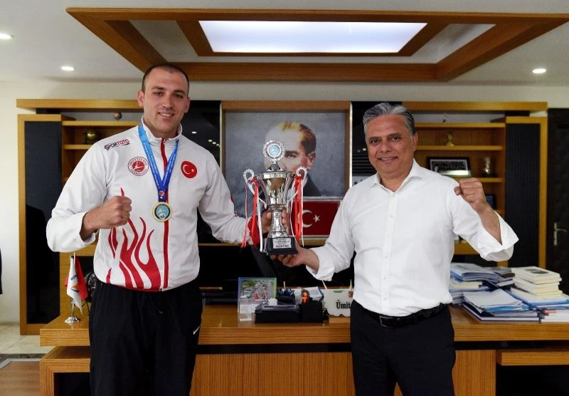 Şampiyondan zafer pozu
