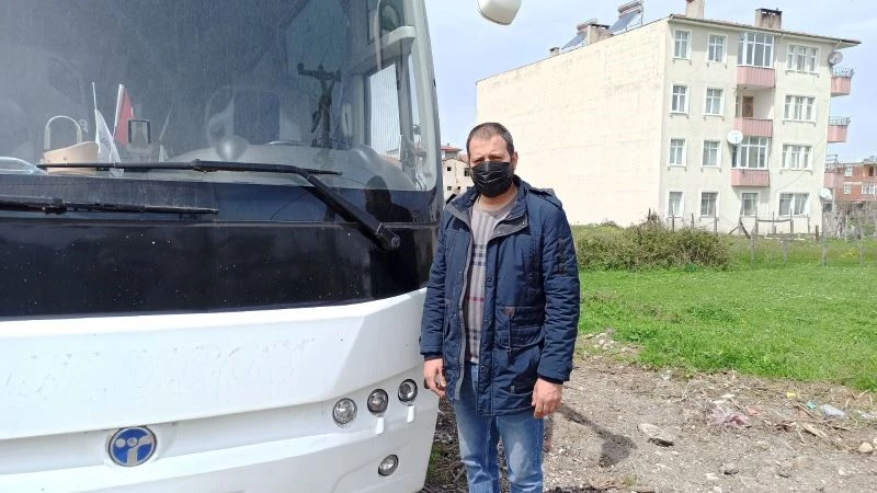 Yolcu taşıma belgesi almak için yetkililerden yardım bekliyor
