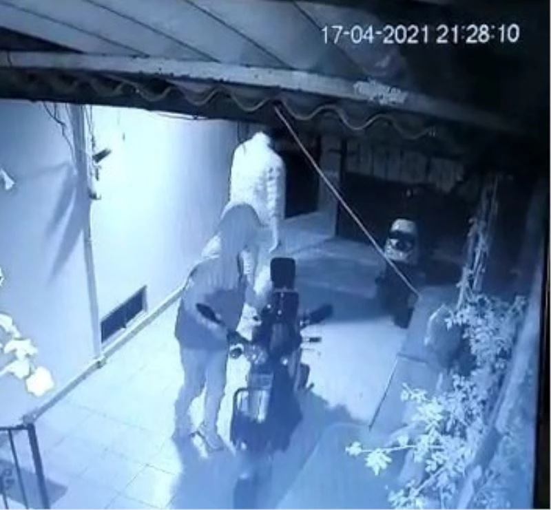 Hem yasağı deldiler hem de rahat tavırlarla motosikleti çaldılar
