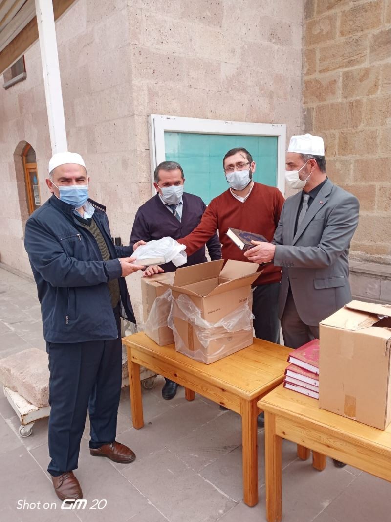 Posof’ta 250 kişiye Kur’an-ı Kerim hediye edildi
