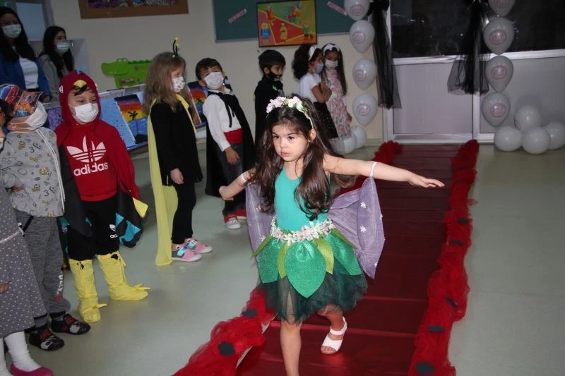 Hayallerindeki masal kahramanının kıyafetini dikip, defile yaptılar
