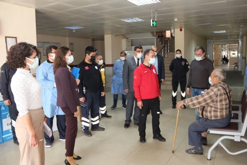 Aşıdan korkan yaşlı adamı, İl Sağlık Müdürü ikna etti
