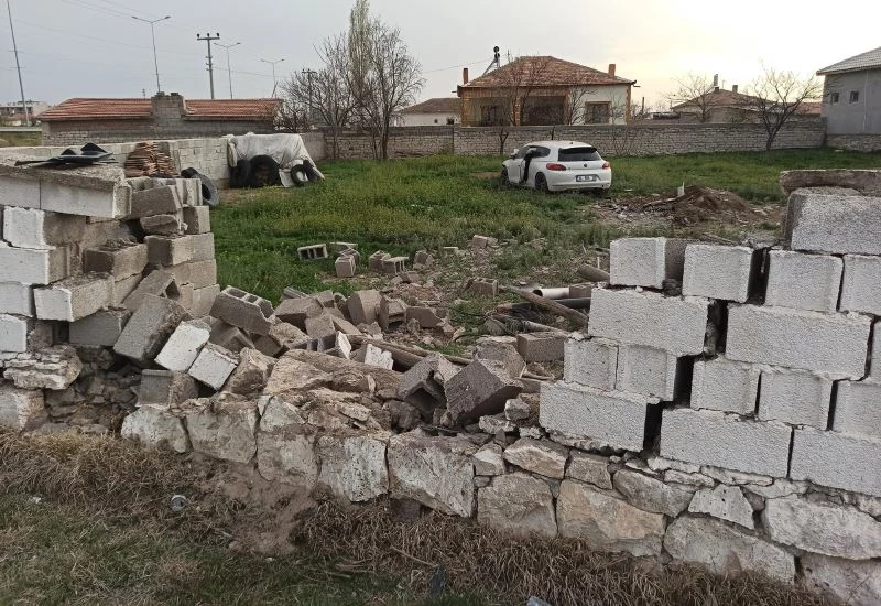 Şarampole düşüp 300 metre giden otomobil bahçe duvarından içeri girdi
