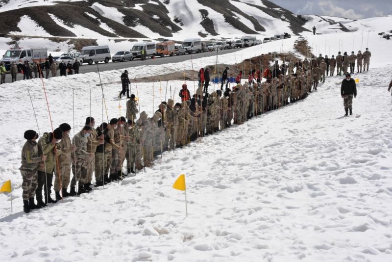 Bitlis’te 100 korucunun katıldığı çığ tatbikatı yapıldı
