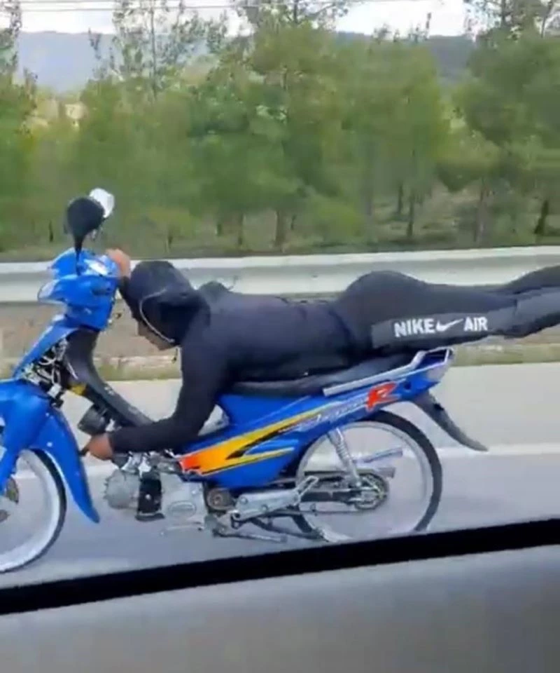 Yatarak tek elle motosiklet kullandı
