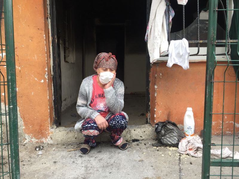 800 lira maaşla geçinen ailenin evi yangında kül oldu
