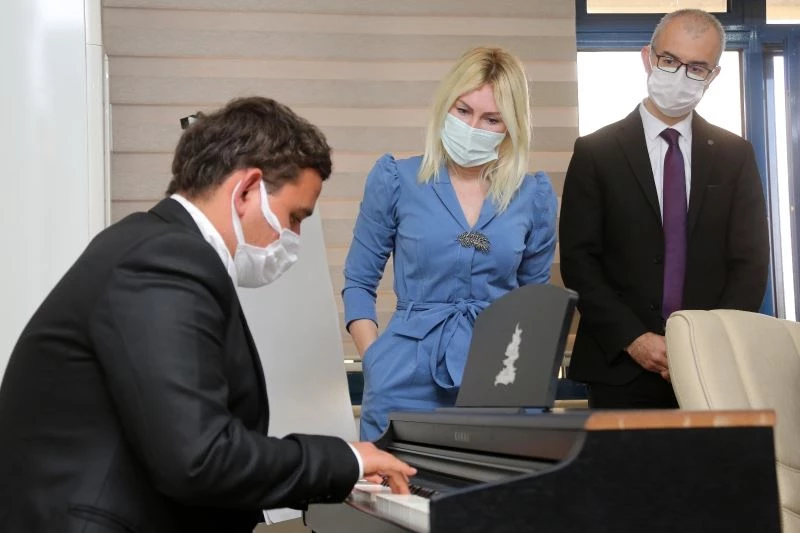 Otizmli Taylan’dan Rektör Özkan’a piyano resitali
