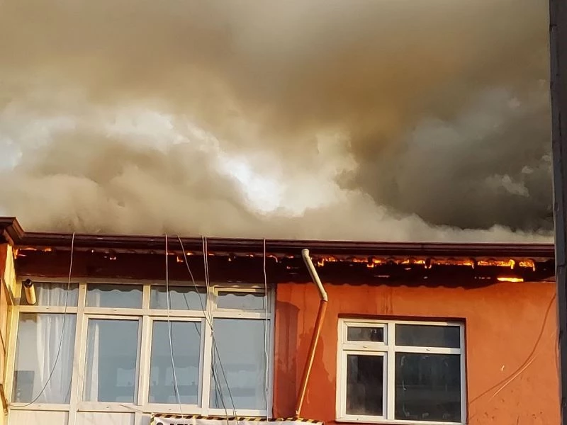 Mangal yapmak için yaktıkları ateş, binayı küle çeviriyordu
