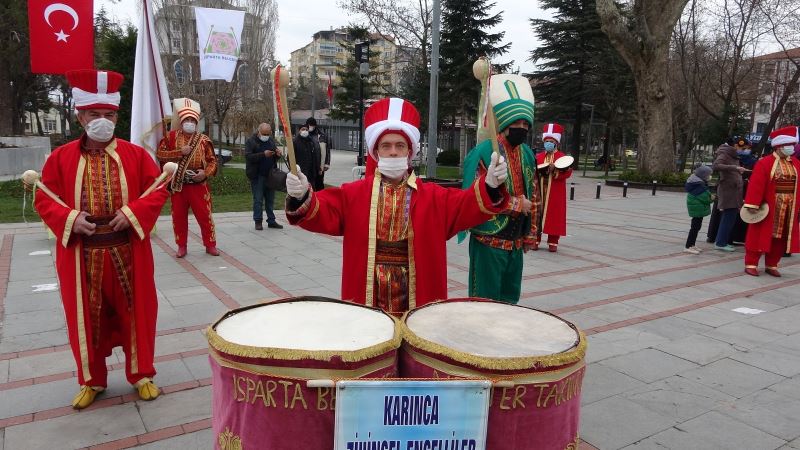 Down sendromlu çocuklardan otizmli kardeşlerine mehteran gösterisi
