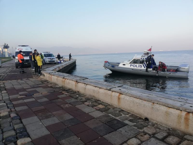 İzmir’de denizde bir erkeğe ait ceset bulundu
