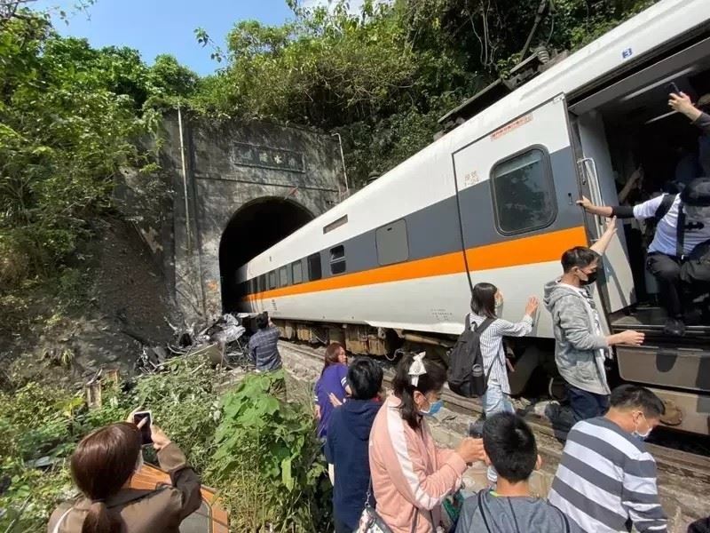 Tayvan’da tren raydan çıktı: 36 ölü, 40’tan fazla yaralı
