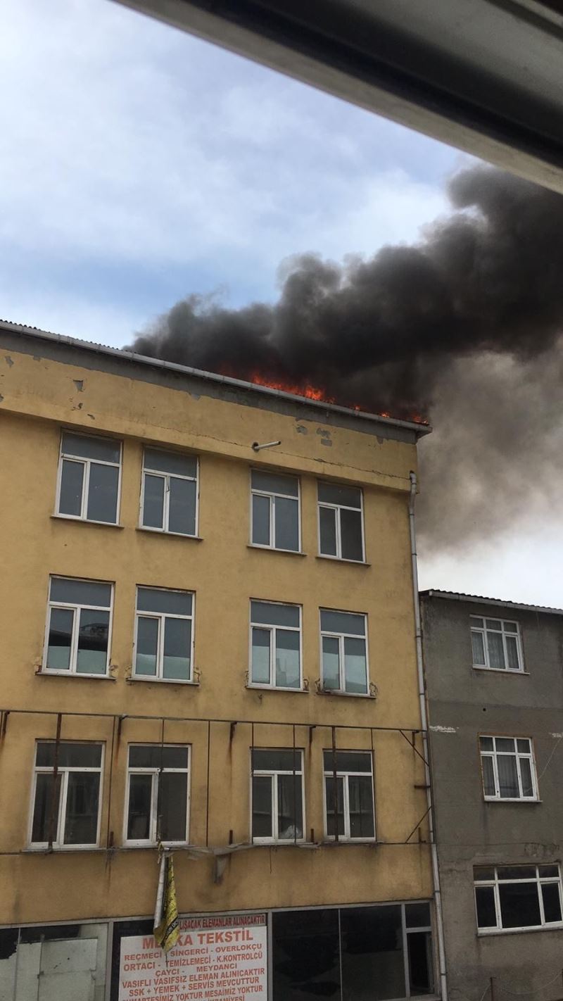 Başakşehir’de iş hanının çatı katında yangın
