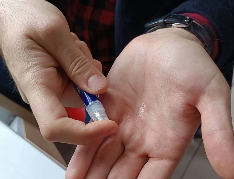 Başkandan öğrencilere dezenfektan sprey kalem
