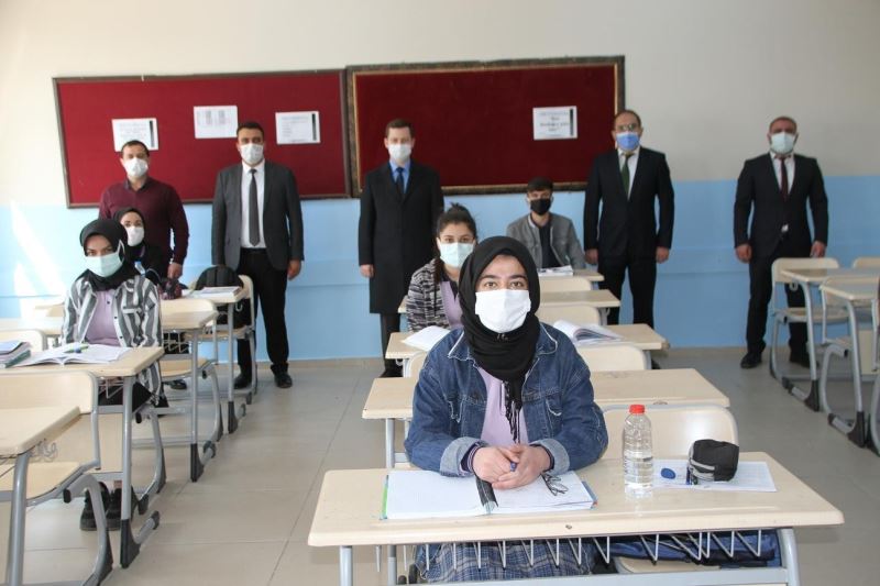 Kaymakam Demirer’den sınavlara hazırlanan öğrencilere ziyaret
