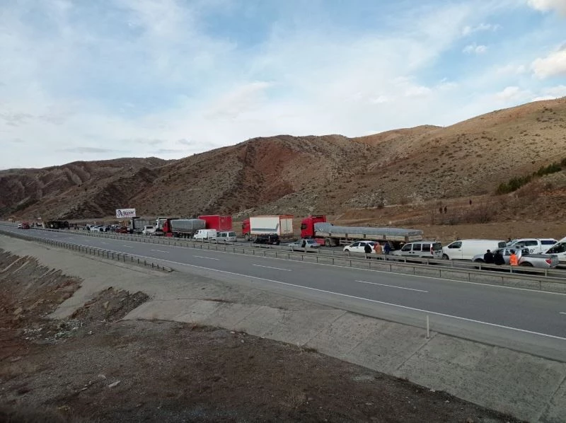 Devrilen vinç karayolunu trafiğe kapattı, metrelerce kuyruklu oluştu
