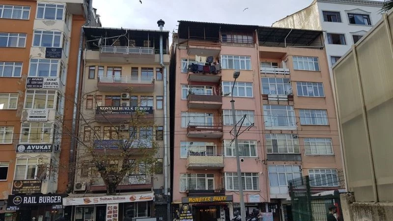 Pisa kulesini andıran yamuk bina yıkılıyor
