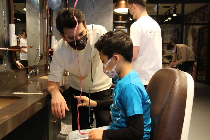 Özel çocuklar hem berber ağabeylerini hem birbirlerini tıraş etti
