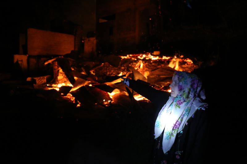 Artvin’in Ortaköy köyünde vatandaşlar çaresizlik içinde evlerinin yanmasını izledi
