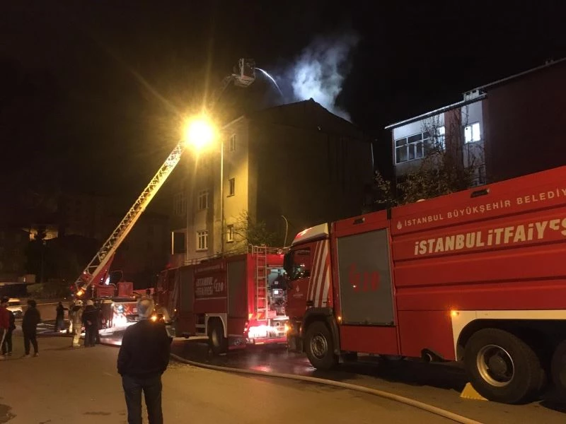 Sultanbeyli’de alev alev yanan çatıyı balkona sigara içmek için çıkan vatandaş fark etti
