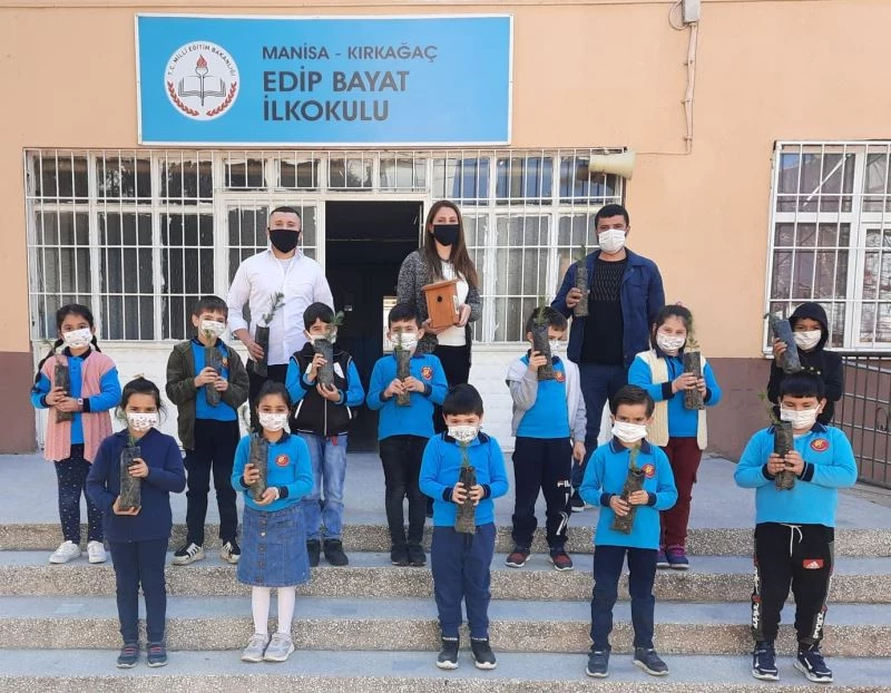 Kırkağaç’ta öğrenciler küresel ısınmaya karşı ağaç diktiler
