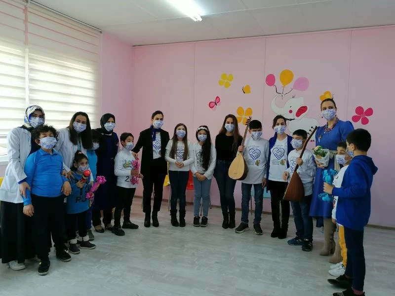 İlkokul çocuklarından otizmli çocuklara hediye
