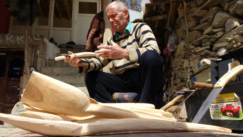 Dede mesleği tahta kaşık yapımını 38 senedir sürdürüyor

