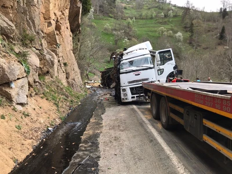 Zift dolu tanker devrildi
