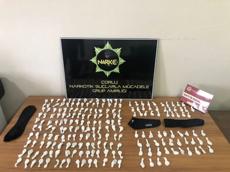 Çoraplara gizlenmiş 215 fişek bonzai bulundu
