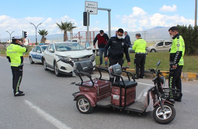 Elektrikli motosiklet ile arazi aracı çarpıştı: 3 yaralı
