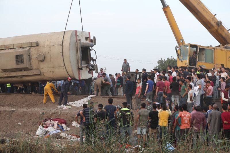 Mısır’daki tren kazasıyla ilgili 4 demiryolu çalışanı hakkında gözaltı kararı
