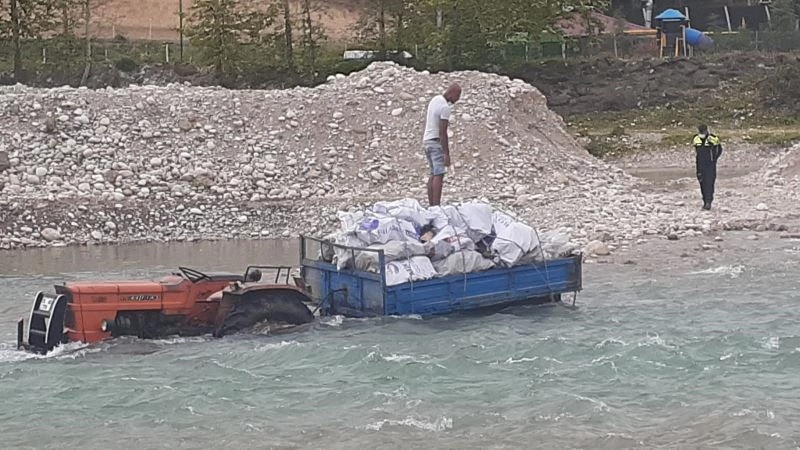 Savrun Çayı’nda traktör ile mahsur kalan adam kepçeyle kurtarıldı
