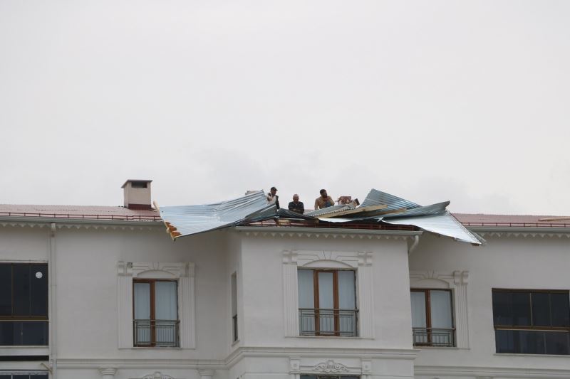 Kuvvetli fırtına hayatı olumsuz etkiledi, bir çok evin çatısı uçtu
