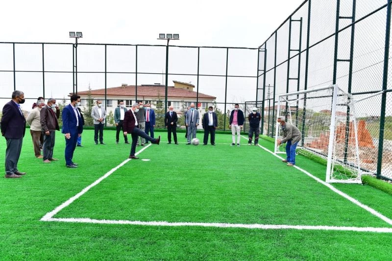 Başkan Çınar, yapımı tamamlanan semt sahasını inceledi
