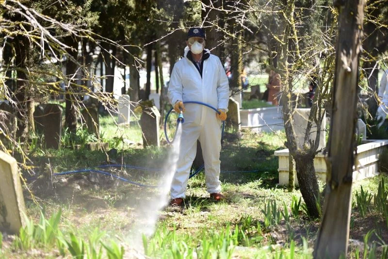 Karesi’de mezarlık ve boş arazilerdeki otlar temizlenip ilaçlanıyor
