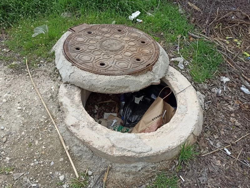 Kapağı açık bırakılan logar çöple doldu
