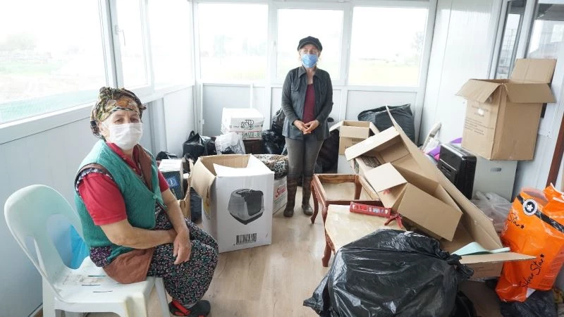 Foça Belediyesinin yerlerinden ettiği yaşlı kadınlar yardım bekliyor
