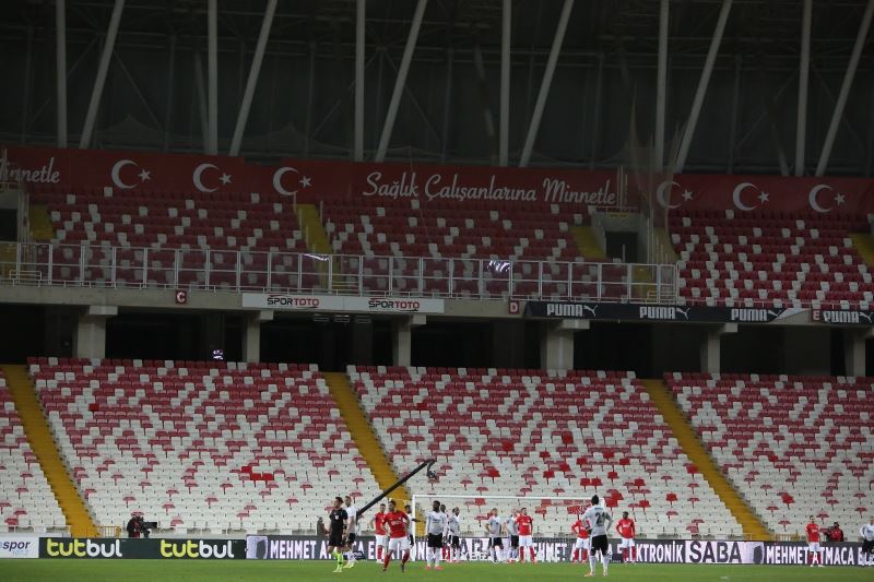 Sivasspor - Beşiktaş maçında ışıklar söndü, maç durdu

