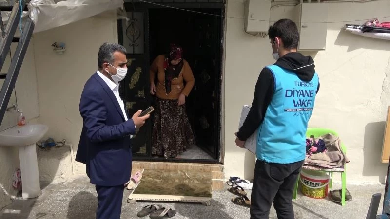 Yardım kolileri ihtiyaç sahiplerinin evlerine kadar götürülüyor
