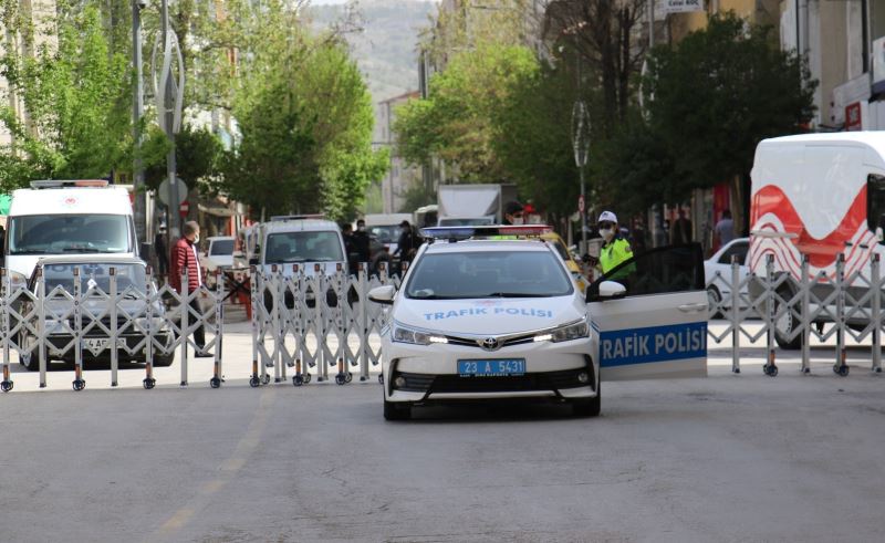 Elazığ’da 3 cadde araç trafiğine kapatıldı, yayalara sosyal mesafe olanağı sağlandı

