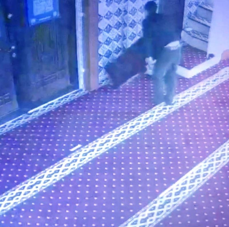 Hırsız, camideki yardım parası kasasına takla attırarak çaldı
